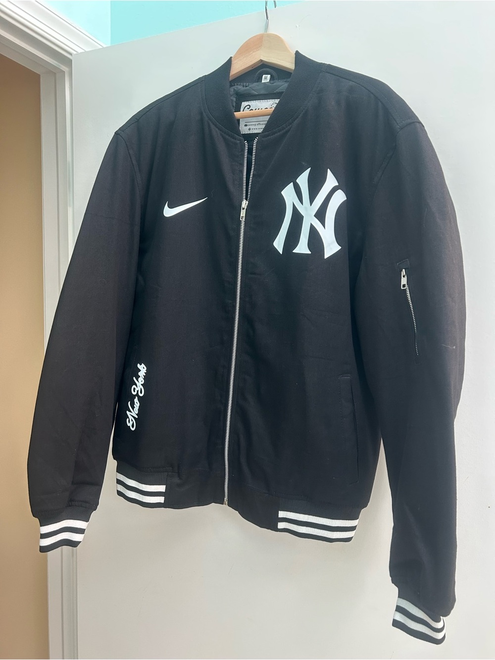 New York Yankees Black Bomber Jacket (not Nike) Never worn - Picture 2 of 4